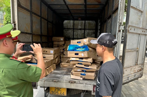 Ngăn chặn trên 1 tấn cánh gà đông lạnh bốc mùi đưa ra thị trường