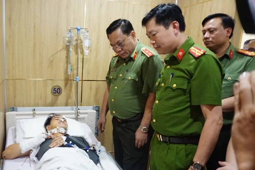 Giám đốc Công an Hà Nội động viên tinh thần cán bộ bị thương trong khi làm nhiệm vụ