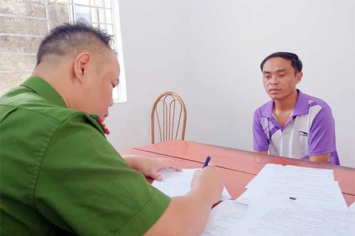 Bắt một cán bộ văn phòng giả chữ ký, giấy tờ mua bán đất