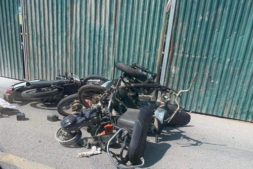 Ô tô đang chạy bỗng phát cháy trên thùng xe 