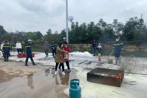 Học sinh, sinh viên trải nghiệm chữa cháy và cứu nạn, cứu hộ 