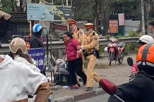 Người phụ nữ táo tợn giả vờ mượn điện thoại rồi cướp