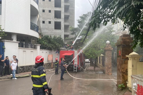 Tình huống cứu nạn khẩn nguy ô tô gây tai nạn chảy xăng trong khi lửa đang cháy