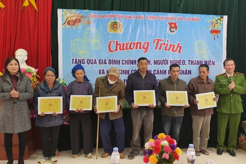 Công an huyện Đông Anh trao tặng 50 suất quà cho các gia đình chính sách, hoàn cảnh khó khăn