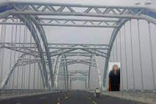 Kịp thời thuyết phục cô gái có ý định tiêu cực trên cầu Đông Trù