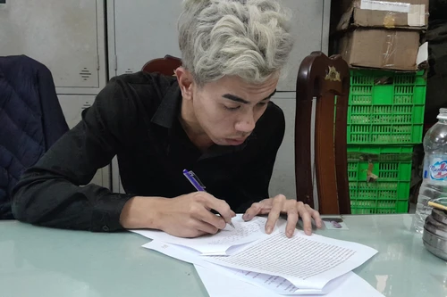 Clip: Đối tượng sát hại bạn gái viết tường trình tự khai tại cơ quan Công an