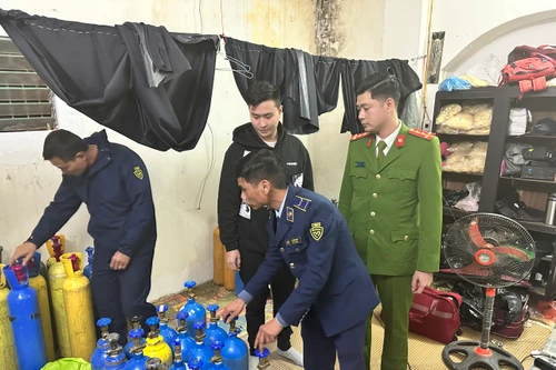 Cảnh sát đội kích kho chứa bình khí N20 và 'bóng cười'