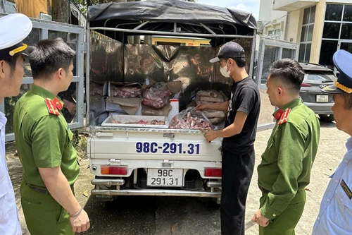 Phát hiện gần 1 tấn thực phẩm bẩn chuẩn bị tuồn vào bếp ăn công nhân