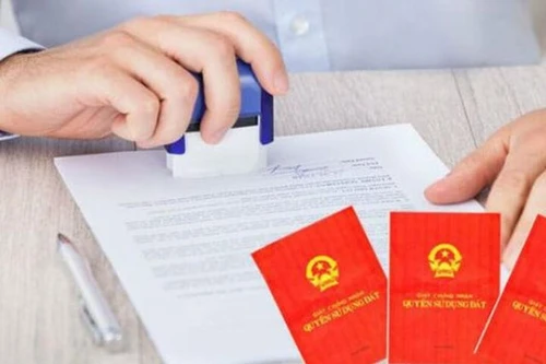 Bắt cán bộ văn phòng đăng ký đất đai “nhũng nhiễu” người dân làm sổ đỏ