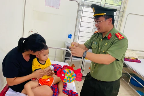 Mang Trung thu đến với các em nhỏ không được may mắn