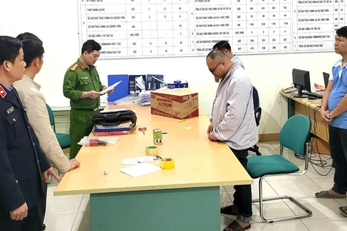 Bắt giám đốc và 2 cán bộ trung tâm sát hạch lái xe ở Hòa Bình