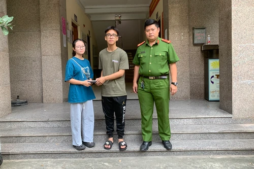 Công an phường Cống Vị trao trả ví tiền và giấy tờ cho người đánh rơi 