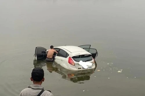 Trục vớt ô tô 4 chỗ lao xuống hồ Tây