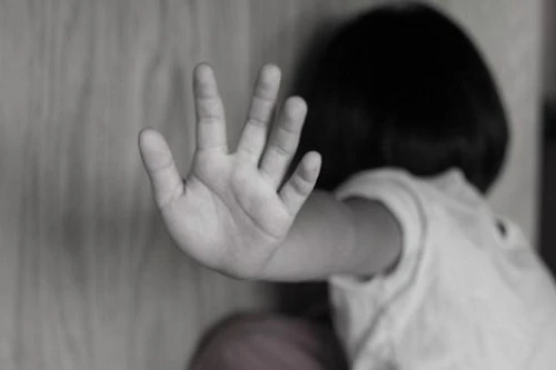 Bắt khẩn cấp hai đối tượng dâm ô với người dưới 16 tuổi