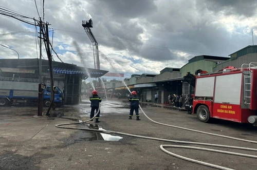 Xử lý đám cháy bãi xe tại chợ Long Biên trong tình huống giả định