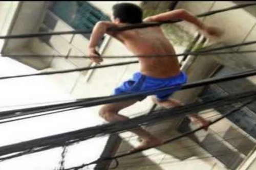 Lực lượng Công an kịp thời khống chế đối tượng nghi bị “ngáo đá”