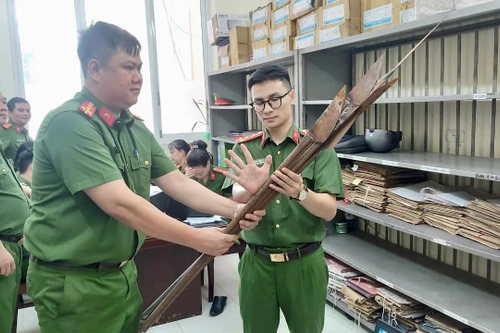 Tuyên truyền, vận động thu hồi vũ khí, vật liệu nổ, công cụ hỗ trợ, pháo