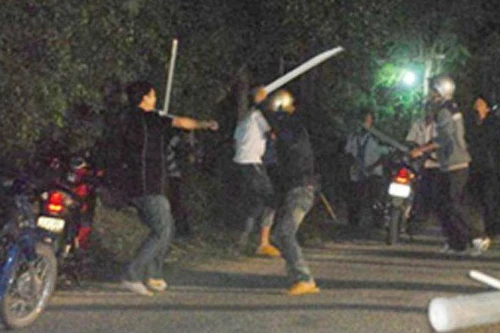 Xử lý nhóm đối tượng manh động dùng chai thuỷ tinh, dao chém người đi đường