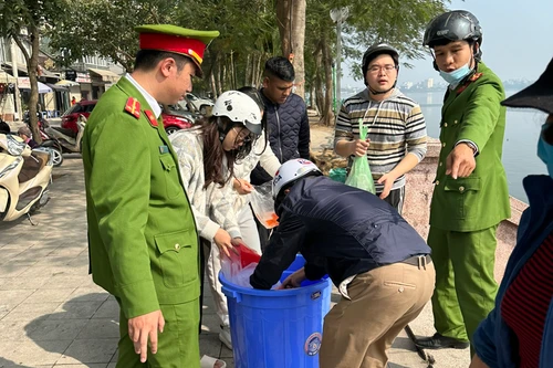 Tuyên truyền, vận động người dân chung tay bảo vệ hồ Tây, hạn chế thả cá phóng sinh