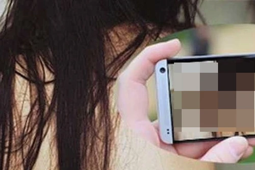 Tự đăng clip nhạy cảm, một cô gái bị xử phạt 