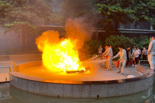 Xử lý tình huống cháy giả định tại Tổ hợp Tràng An Complex