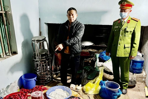 Đối tượng đóng kín cửa trong nhà sản xuất pháo đã bị bắt