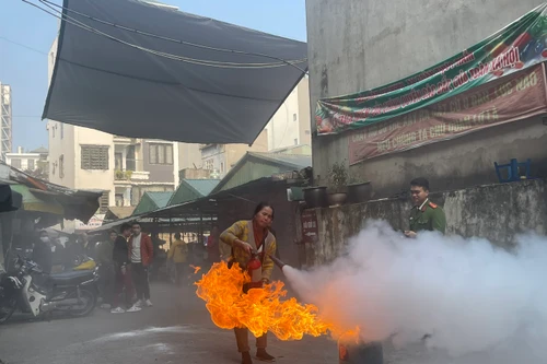 Công an quận Tây Hồ lan tỏa những kiến thức hữu ích cho tiểu thương