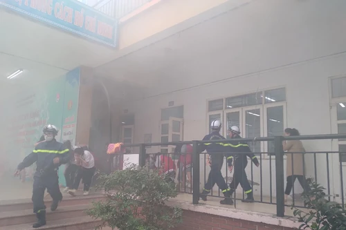 Giây phút trải nghiệm thoát nạn đáng nhớ trong buổi học kỹ năng sống