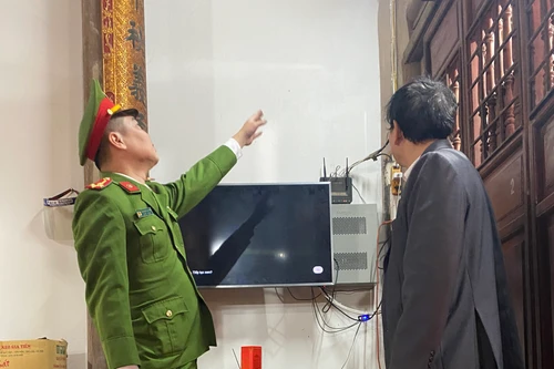 Du xuân đầu năm ở nơi thờ tự người dân cẩn trọng hỏa hoạn