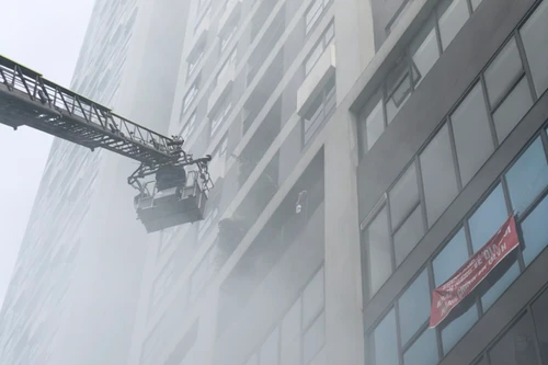 Điều xe thang, huy động lực lượng cứu người mắc kẹt trong tình huống cháy giả định