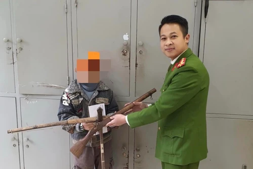 Công an quận Tây Hồ vận động người dân giao nộp súng tự chế và nhiều viên đạn