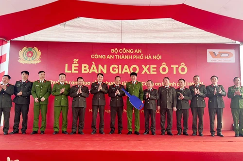 Công an Hà Nội trang bị hơn 300 xe ô tô cho 13 đơn vị Công an cấp quận và thị xã