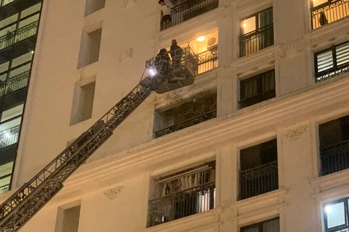 Hà Nội: Giải cứu người đàn ông nước ngoài có biểu hiện bất thường trên lan can tầng 8