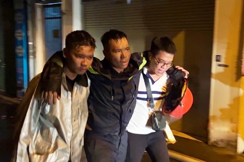 Năm chiến sỹ Công an Hà Nội bị thương trong trận chiến cứu người, dập lửa khu chung cư phố Khương Hạ