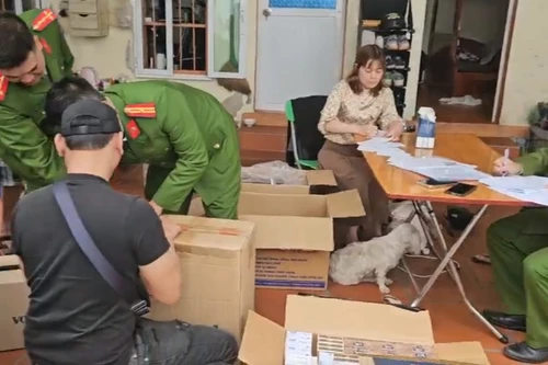 Bắt đối tượng vận chuyển, buôn bán gần 10.000 bao thuốc lá ngoại nhập lậu