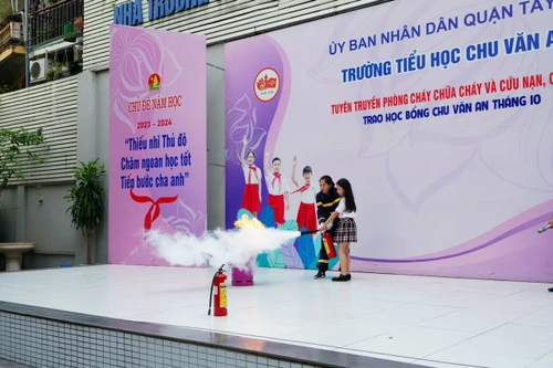 Tuyên truyền phòng cháy, chữa cháy, thoát nạn cho học sinh trường Tiểu học Chu Văn An