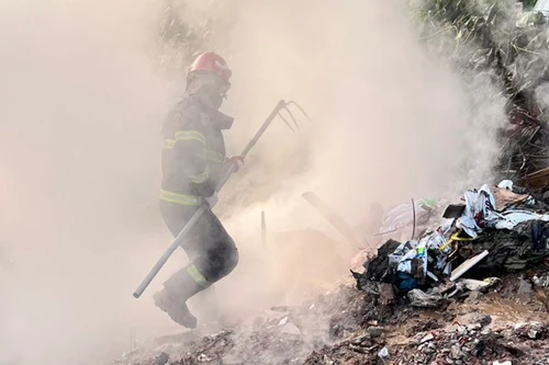 Huy động máy xúc phối hợp xử lý vụ cháy bãi rác