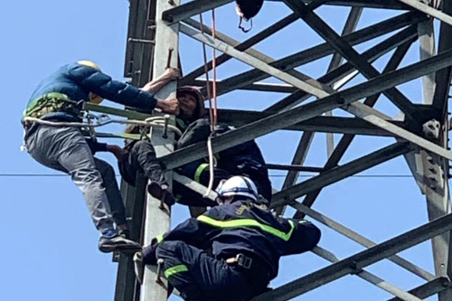 Hình ảnh kịp thời đưa người phụ nữ từ trên cột điện cao thế xuống đất an toàn