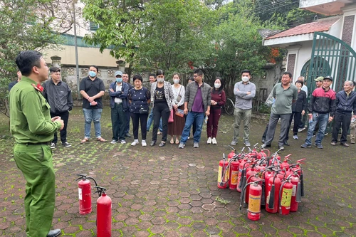 Gần 200 người dân được hướng dẫn cài đặt 'công nghệ an toàn phòng cháy 4.0'