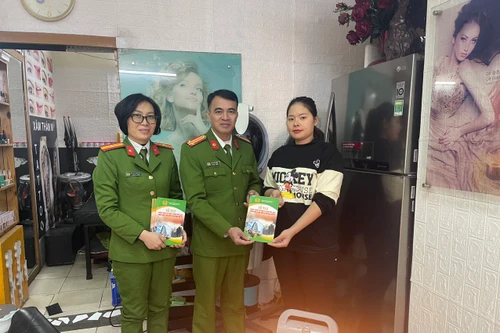 Công an quận Tây Hồ đến nhà người dân hướng dẫn sử dụng thiết bị sưởi ấm mùa đông