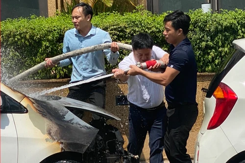 Xe ô tô đang đỗ bất ngờ bốc cháy giữa trưa nắng nóng
