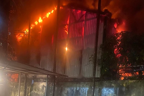 Kịp thời dập tắt đám cháy tại quận Bắc Từ Liêm