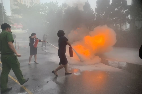 Xảy cháy và kẹt thang máy trong tình huống giả định tại văn phòng tầng 2