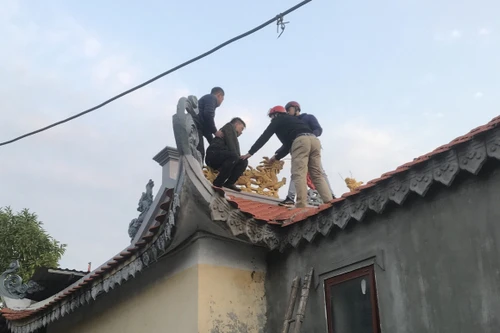 Cảnh sát nhanh chóng khống chế kẻ sát hại người thân rồi trèo lên nóc đền