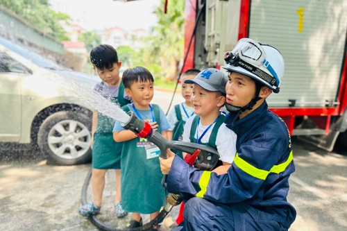 Trải nghiệm thú vị cho trẻ mầm non với những chiếc xe màu lửa