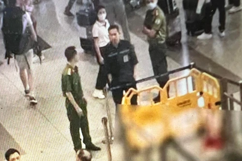 Một hành khách rơi từ tầng 3 Sân bay Quốc tế Nội Bài xuống đất nguy kịch