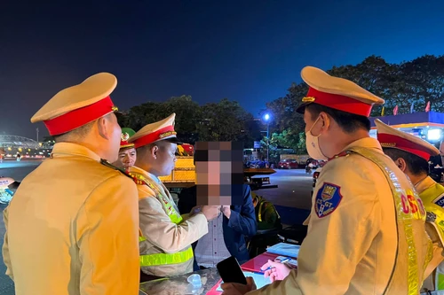 Cảnh sát giao thông xuyên đêm làm nhiệm vụ đảm bảo an toàn dịp Tết Dương lịch 2024