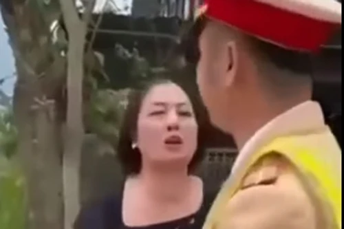 Khởi tố vụ án người phụ nữ lăng mạ, cản trở CSGT làm nhiệm vụ