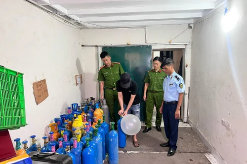 Hà Nội: Phát hiện kho "khí cười" số lượng lớn