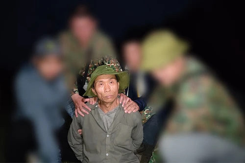 Ẩn nấp trong bụi cây dùng đá tấn công du khách